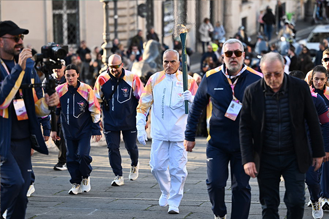 La fiamma olimpica illumina Roma con Achille Lauro