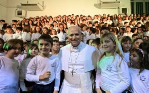 Leone XIV visita la scuola Paolo VI: un Natale di pace e unità