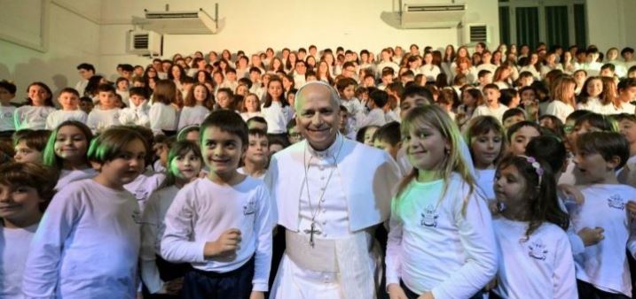Leone XIV visita la scuola Paolo VI: un Natale di pace e unità