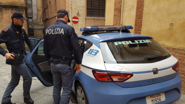 Minacce e intimidazioni con un martello, fermato un uomo a Roma