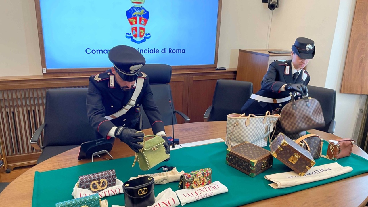 Riconsegnate le borse di lusso rubate da Valentino e Louis Vuitton per quasi 400.000 euro