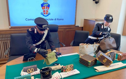 Riconsegnate le borse di lusso rubate da Valentino e Louis Vuitton per quasi 400.000 euro