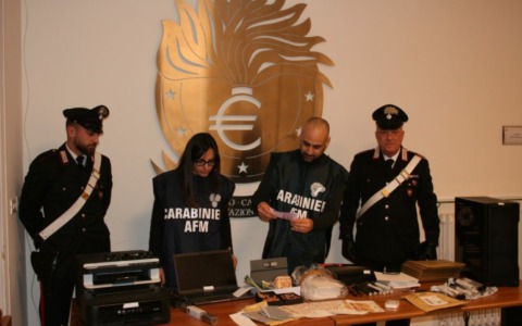 Scoperta una stamperia clandestina di euro falsi ad Acilia