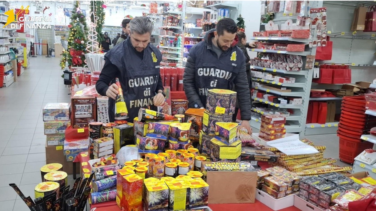 Sequestrati cinque quintali di botti di Capodanno venduti illegalmente
