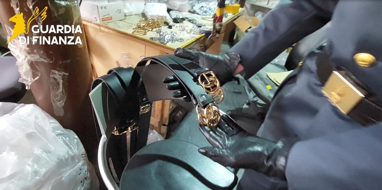 Sequestrati oltre quattromila articoli contraffatti a Roma, cinque denunciati