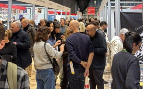 Stand oscurati e canti di protesta a “Più Libri Più Liberi”