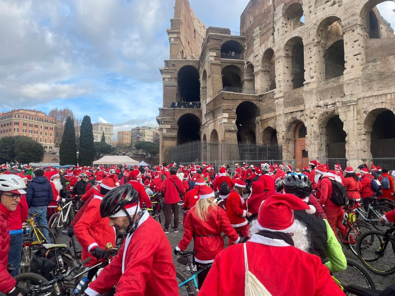 Torna a Roma la pedalata dei Babbo Natale per la solidarietà