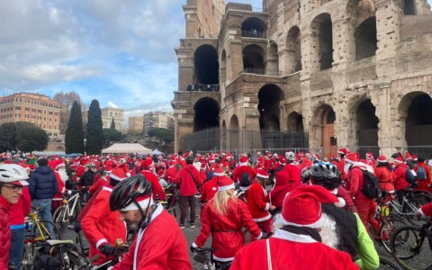 Torna a Roma la pedalata dei Babbo Natale per la solidarietà