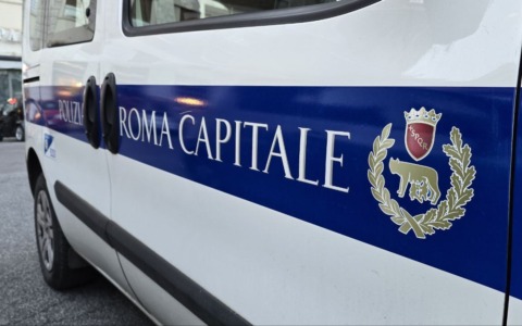Un ragazzo minaccia i passanti con un collo di bottiglia, arrestato