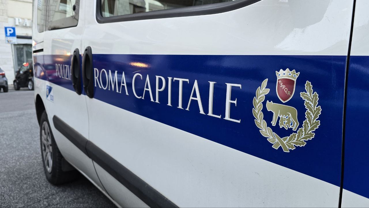 Un ragazzo minaccia i passanti con un collo di bottiglia, arrestato