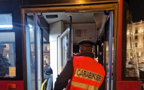 Uomo aggredisce un minorenne dopo accuse di ripresa illecita su un autobus