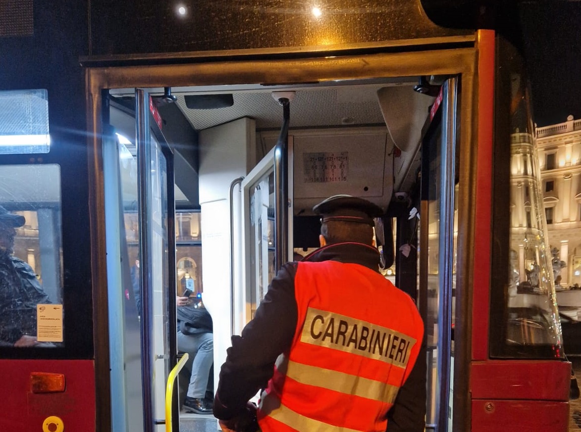 Uomo aggredisce un minorenne dopo accuse di ripresa illecita su un autobus