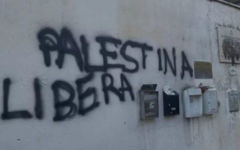 Vandalizzata la sinagoga di Monteverde con scritte pro Pal. Gualtieri: “Gesto inaccettabile”