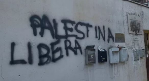 Vandalizzata la sinagoga di Monteverde con scritte pro Pal. Gualtieri: “Gesto inaccettabile”