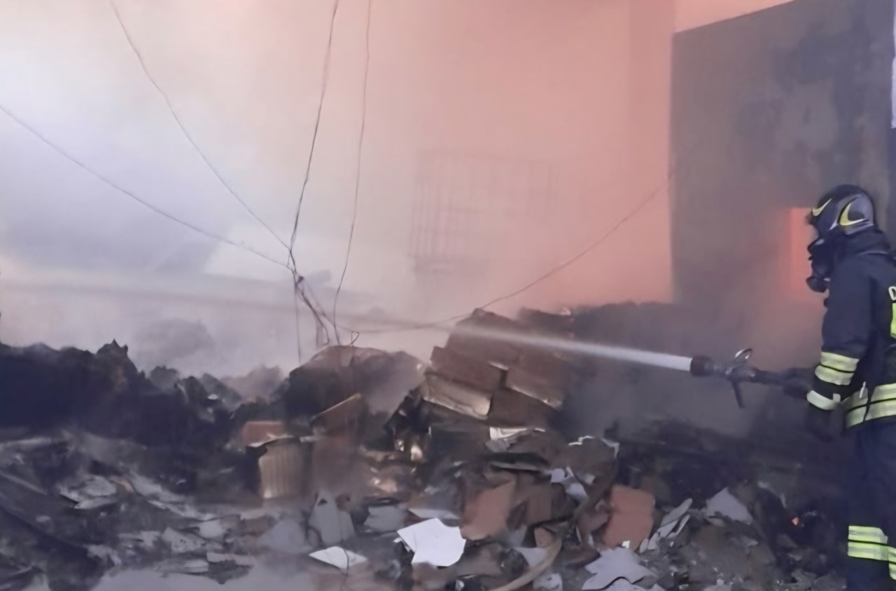 Velletri, incendio devasta il Vogue Cocktail Bar: giovane ripreso dalle telecamere