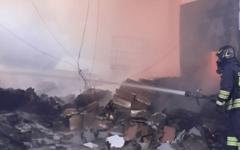 Velletri, incendio devasta il Vogue Cocktail Bar: giovane ripreso dalle telecamere