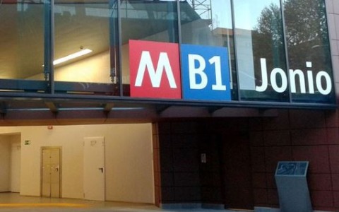 Violenza su una studentessa vicino alla metro, analisi delle riprese video