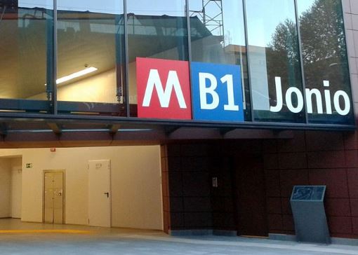 Violenza su una studentessa vicino alla metro, analisi delle riprese video