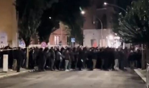 Acca Larentia: centinaia di militanti salutano i caduti con il romano e un grido di ‘presente’