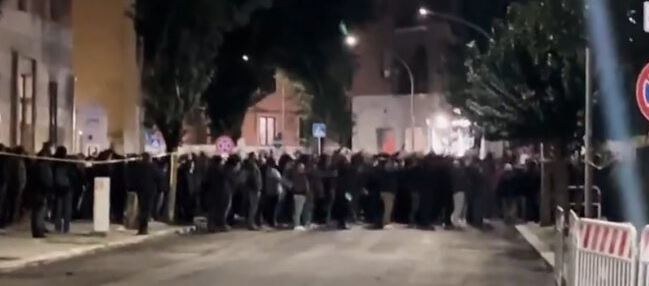 Acca Larentia: centinaia di militanti salutano i caduti con il romano e un grido di ‘presente’