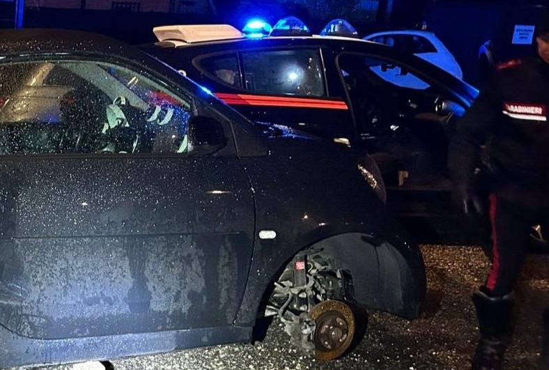 Arrestato un 57enne romano per furto di ruote da un’auto