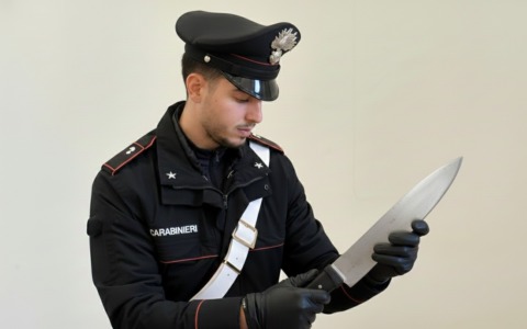 Arrestato un uomo dopo il furto di una mannaia al mercato Esquilino
