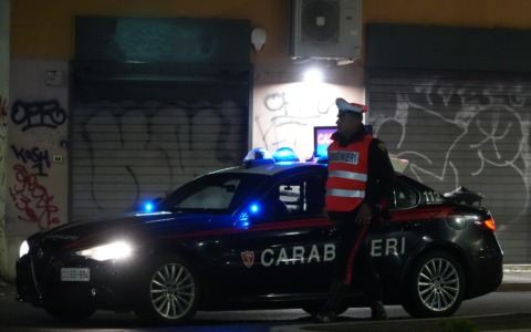 Arrestato un uomo per incendio di volantini sotto casa della ex compagna