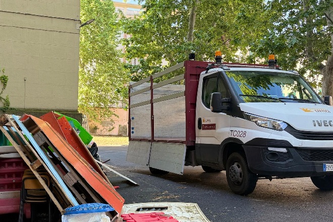 Aumento dei rifiuti a Roma: 1,7 milioni di tonnellate nel 2025, costi in crescita e segnalazioni in calo