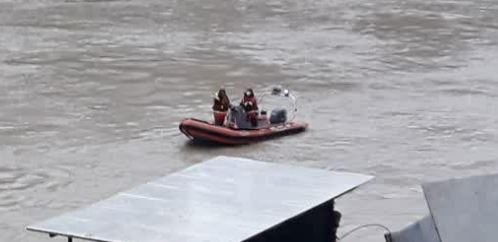 Auto nel fiume Tevere, ricerche in corso per i passeggeri