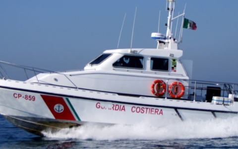 Capitaneria recupera imbarcazione alla deriva nel Tevere