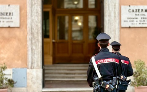 Carabinieri fuori servizio bloccano furti, arrestati borseggiatori a Roma