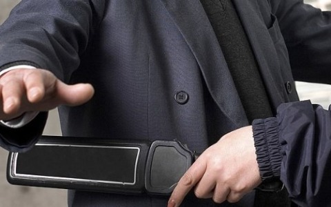 Circolare sui metal detector nelle scuole firmata da Valditara e Piantedosi