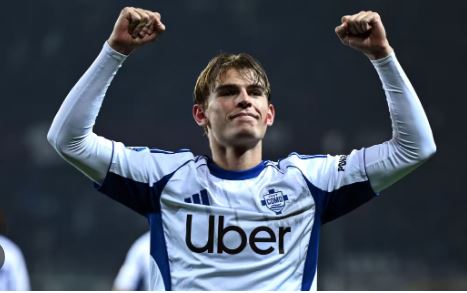 Como di Fabregas domina la Lazio con Baturina e Paz protagonisti