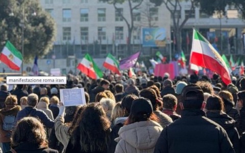 Corteo a Roma per la libertà in Iran: centinaia in marcia