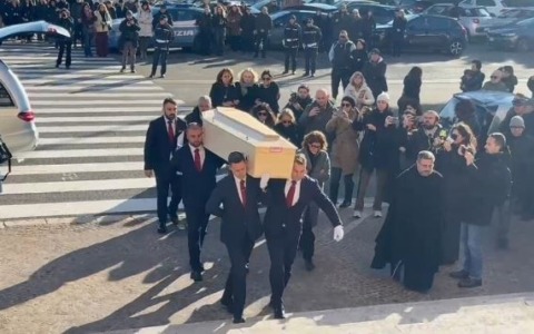 Crans-Montana, autopsia di Riccardo Minghetti: presenti lesioni da ustioni