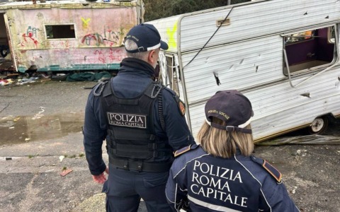 Demolizione avviata al campo rom di via Candoni