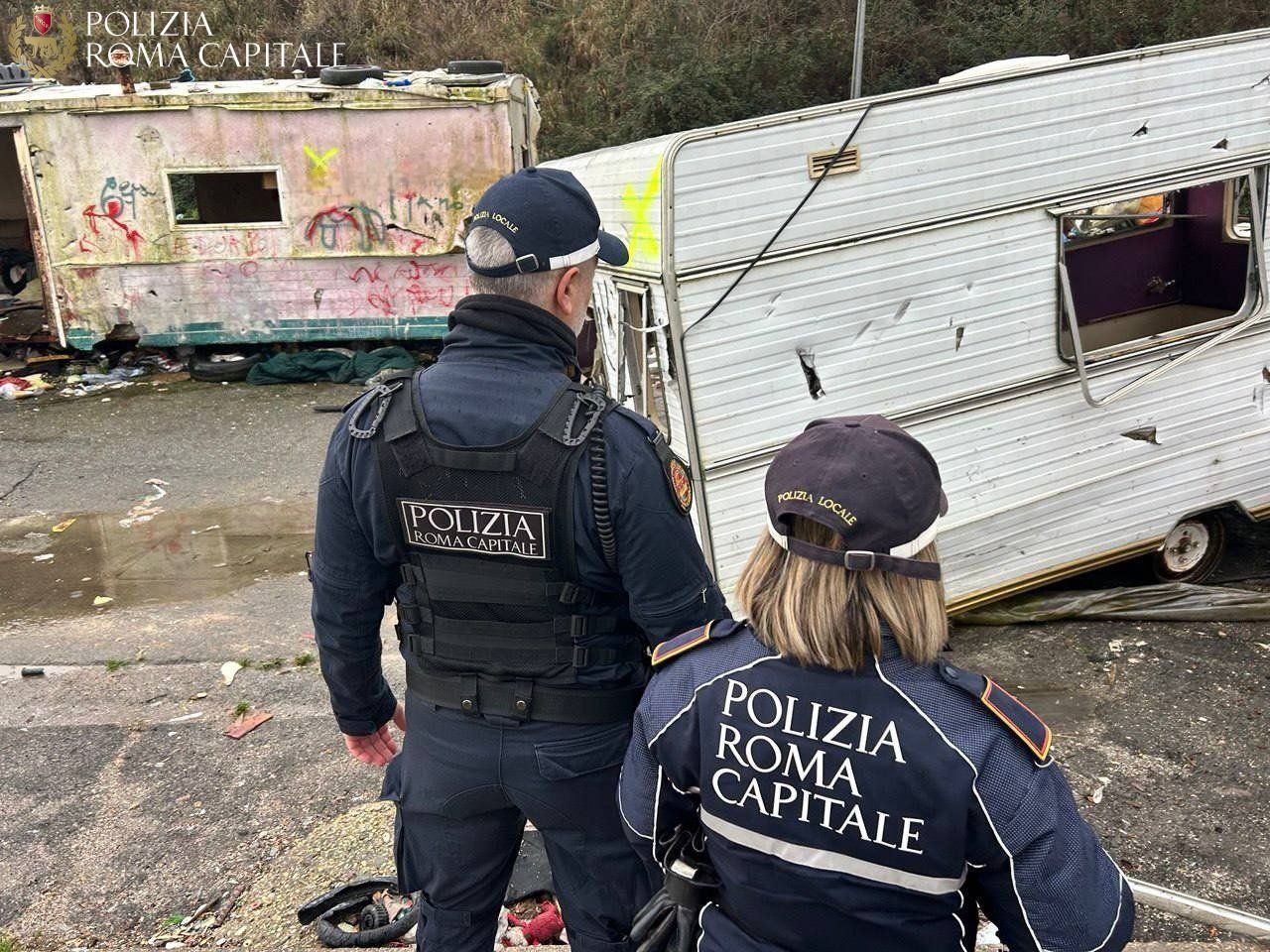 Demolizione avviata al campo rom di via Candoni