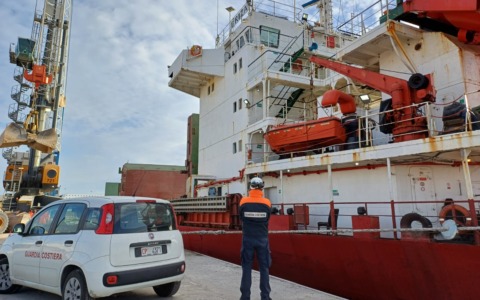 Fermo amministrativo per due navi mercantili al porto di Civitavecchia