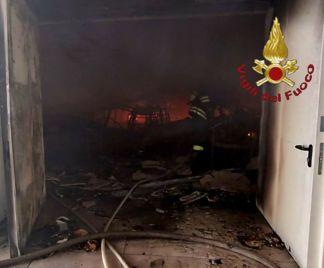 Fiamme in una villa abbandonata a Santa Marinella, nessun ferito