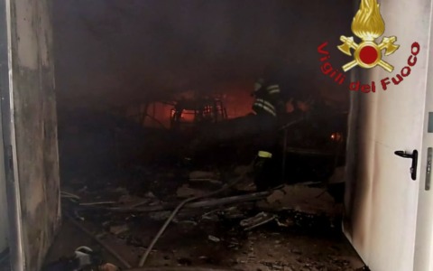 Fiamme in una villa abbandonata a Santa Marinella, nessun ferito