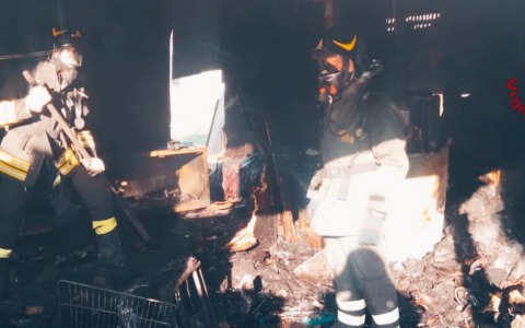 Incendio devasta un chiosco sulla Tiburtina