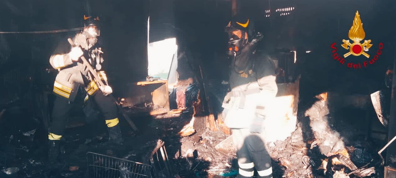 Incendio devasta un chiosco sulla Tiburtina