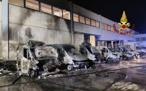 Incendio in un’azienda alimentare: sei furgoni distrutti dalle fiamme