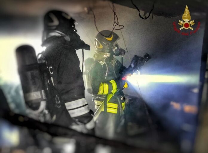 Incendio in una casa vacanze a Ostiense, diversi intossicati