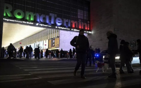 Interruzione della circolazione ferroviaria alla stazione Termini di Roma per fumo da cavo elettrico
