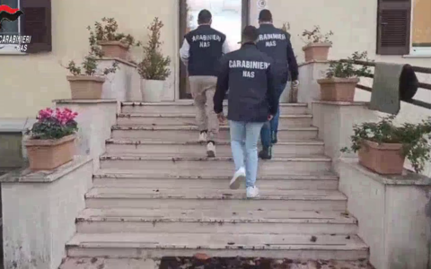 Maltrattamenti in una casa alloggio per anziani, sette persone arrestate dai Carabinieri