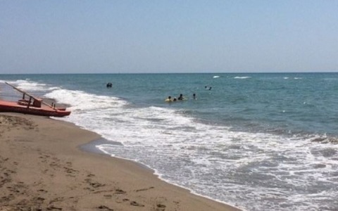 Mareggiata porta rifiuti sulle spiagge del litorale di Roma