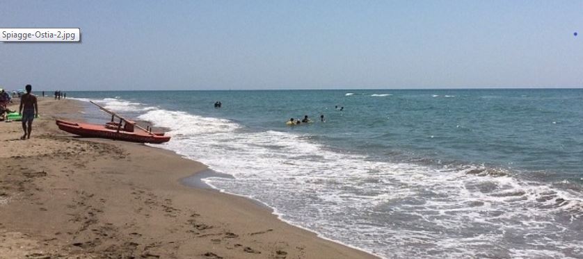 Mareggiata porta rifiuti sulle spiagge del litorale di Roma
