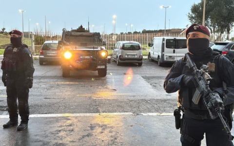 Operazione dei Carabinieri ad Ostia: focus su spaccio e degrado con il supporto dei paracadutisti