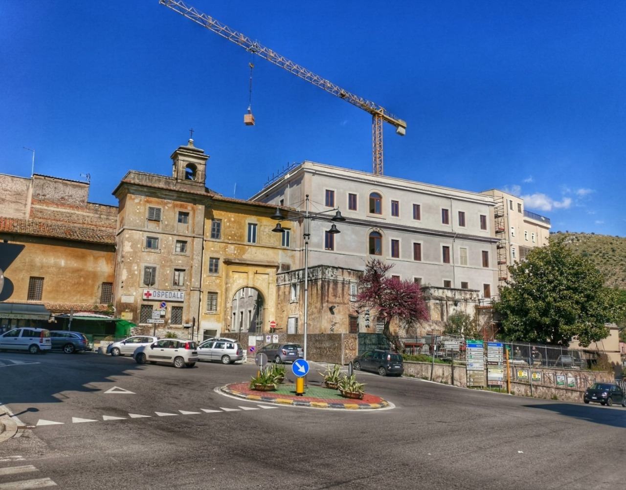 Pronto soccorso in subbuglio: paziente aggredisce medici, feriti due Carabinieri